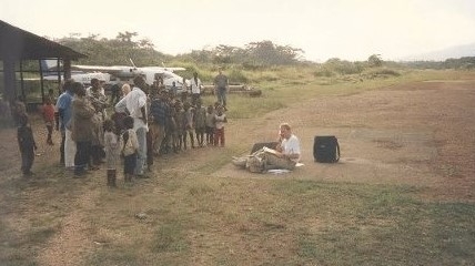 Mbandaka met sateliettelefoon (Congo)