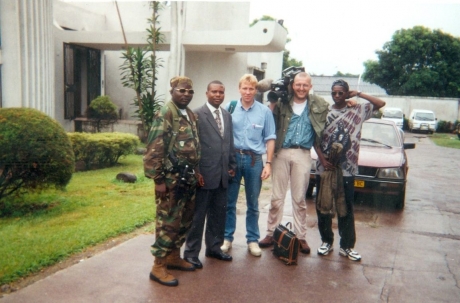Aan het paleis van president Mobutu, de dag voor de val van zijn regime (1997). Met Mark Hoogsteyns